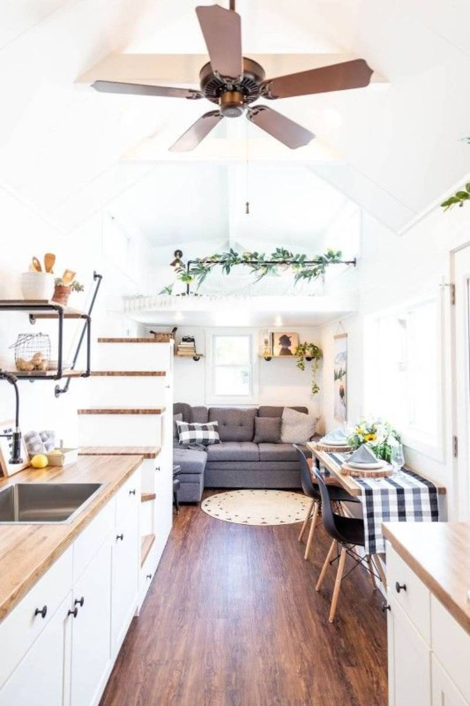 Loft de estilo moderno decorado en blanco y gris.