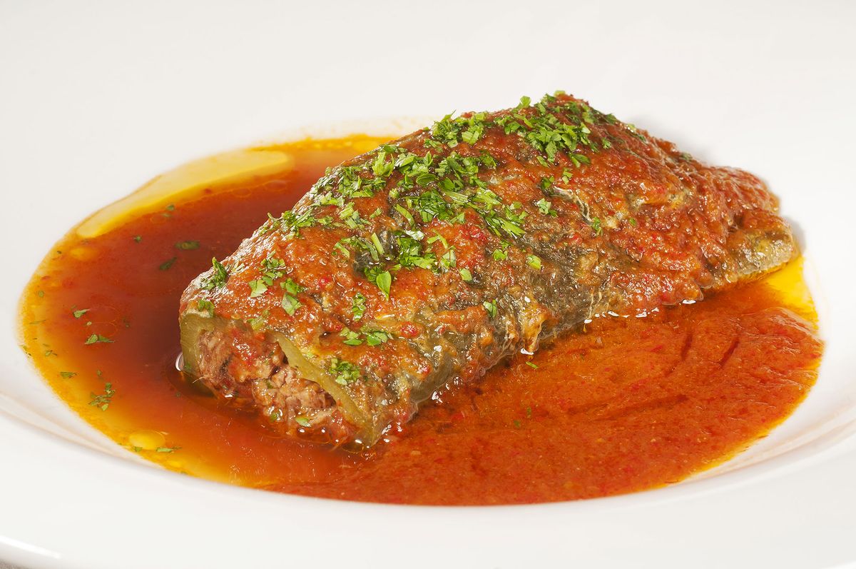 1841 Pimientos verdes rellenos de carne con tomate (1025) xl