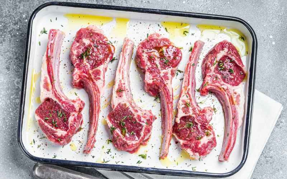 La carne de cordero es conocida por su alto contenido en grasa