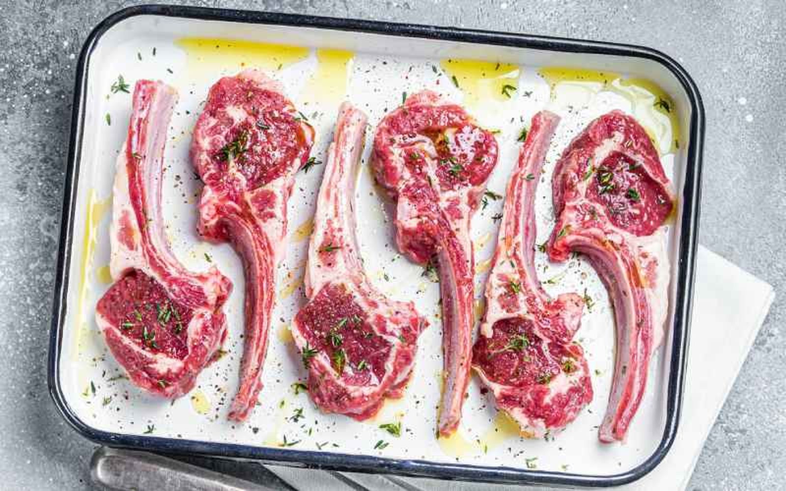 La carne de cordero es conocida por su alto contenido en grasa