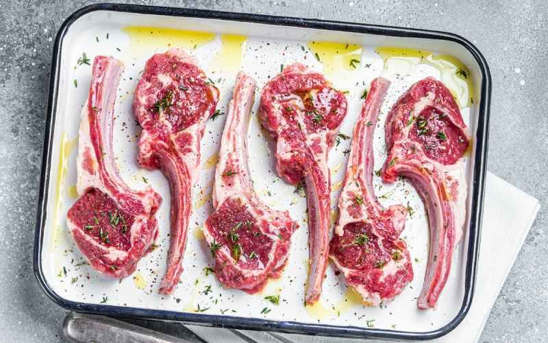 La carne de cordero es conocida por su alto contenido en grasa