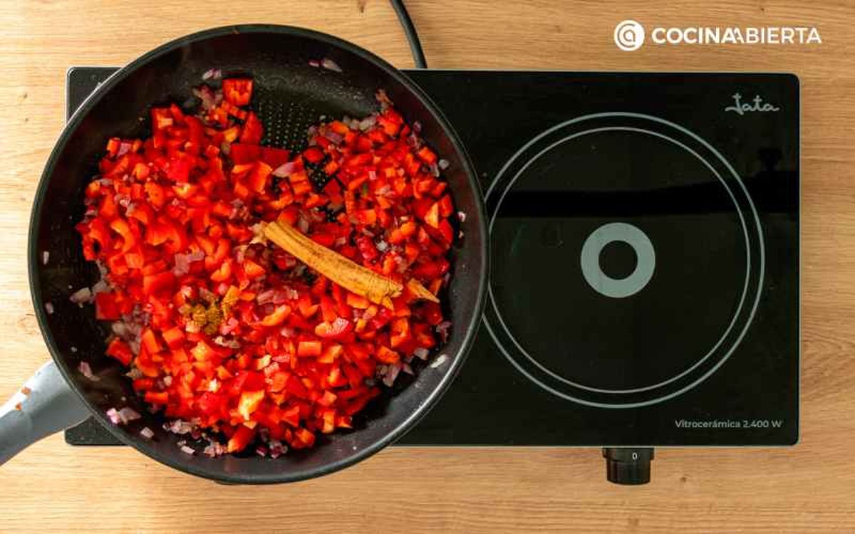 Añade el pimiento rojo