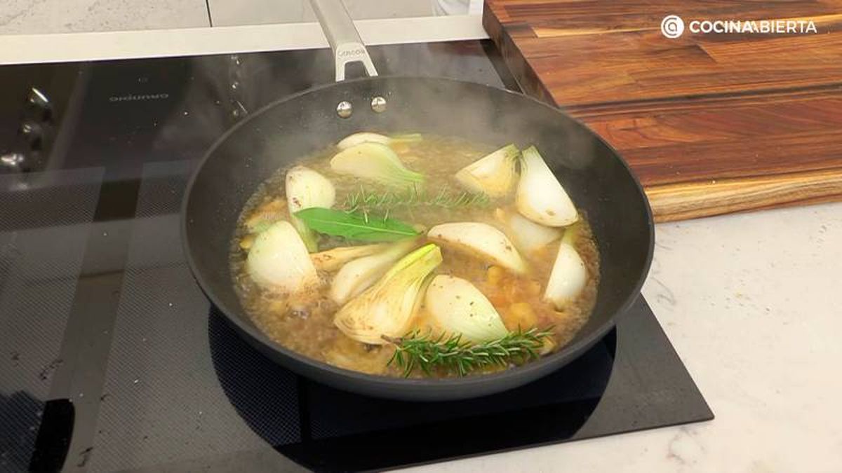 prepara el sofrito de ajo, cebolleta, laurel y romero y vino blanco