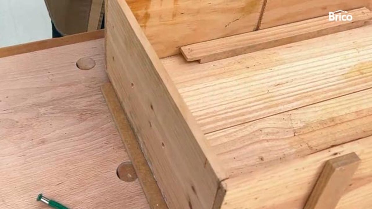 Cómo hacer una estantería con una caja de madera paso 2