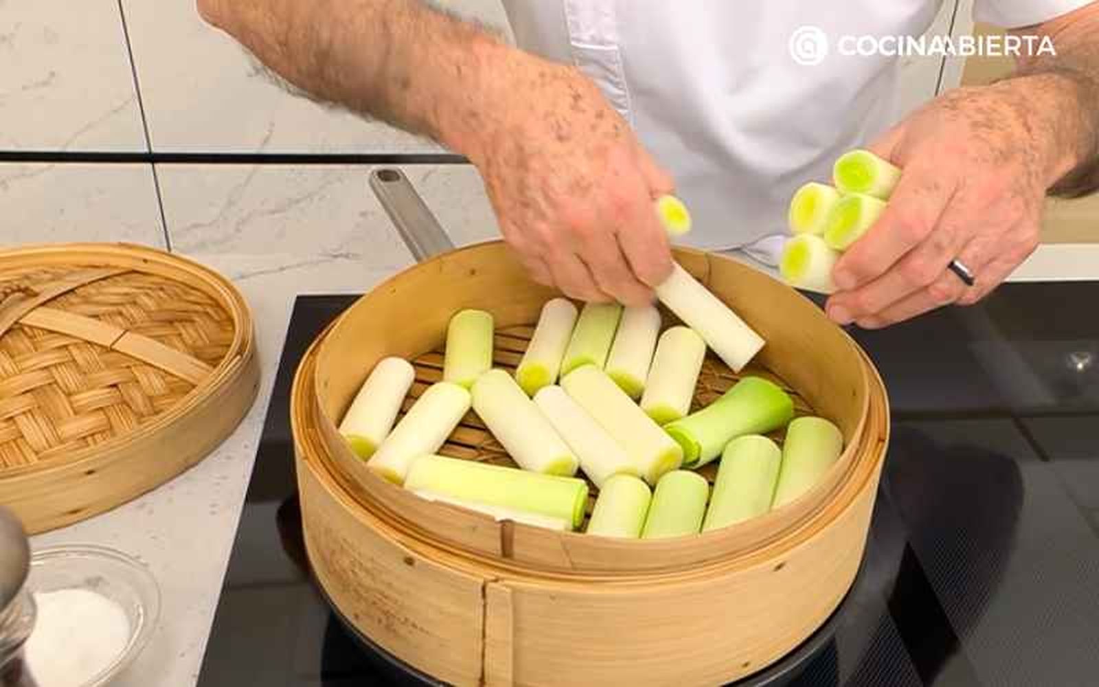 Cocina los puerros en la vaporera de bambú