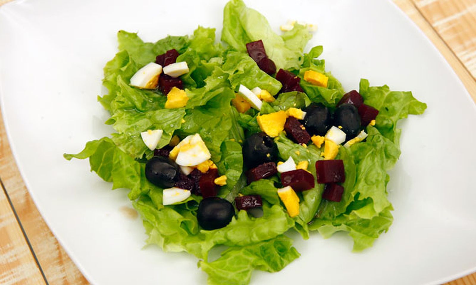 5553 2 Ensalada de lechuga, remolacha, aceitunas y huevo xl
