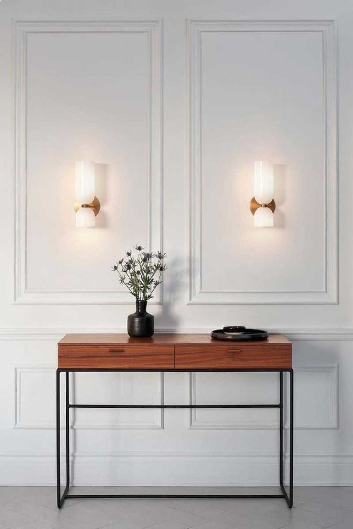 Pared con molduras clásicas.