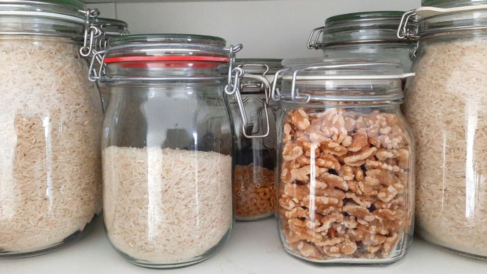 Alimentos almacenados en tarros de vidrio herméticos