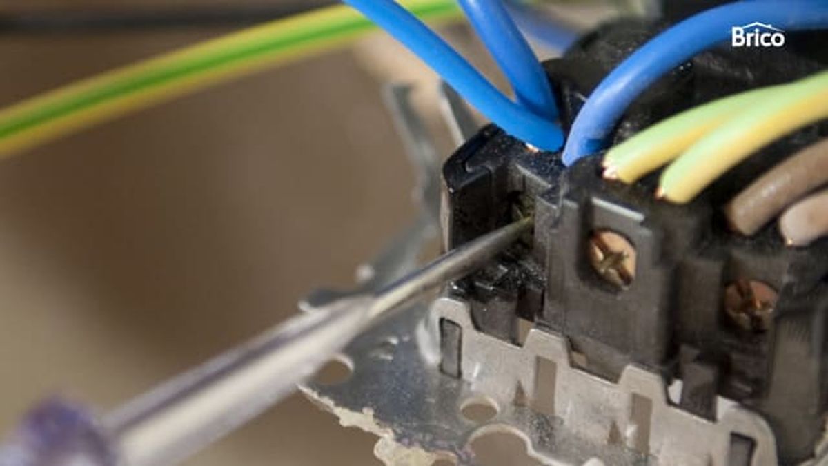 brico 0577 colgar tv pared sin que se vean los cables paso10