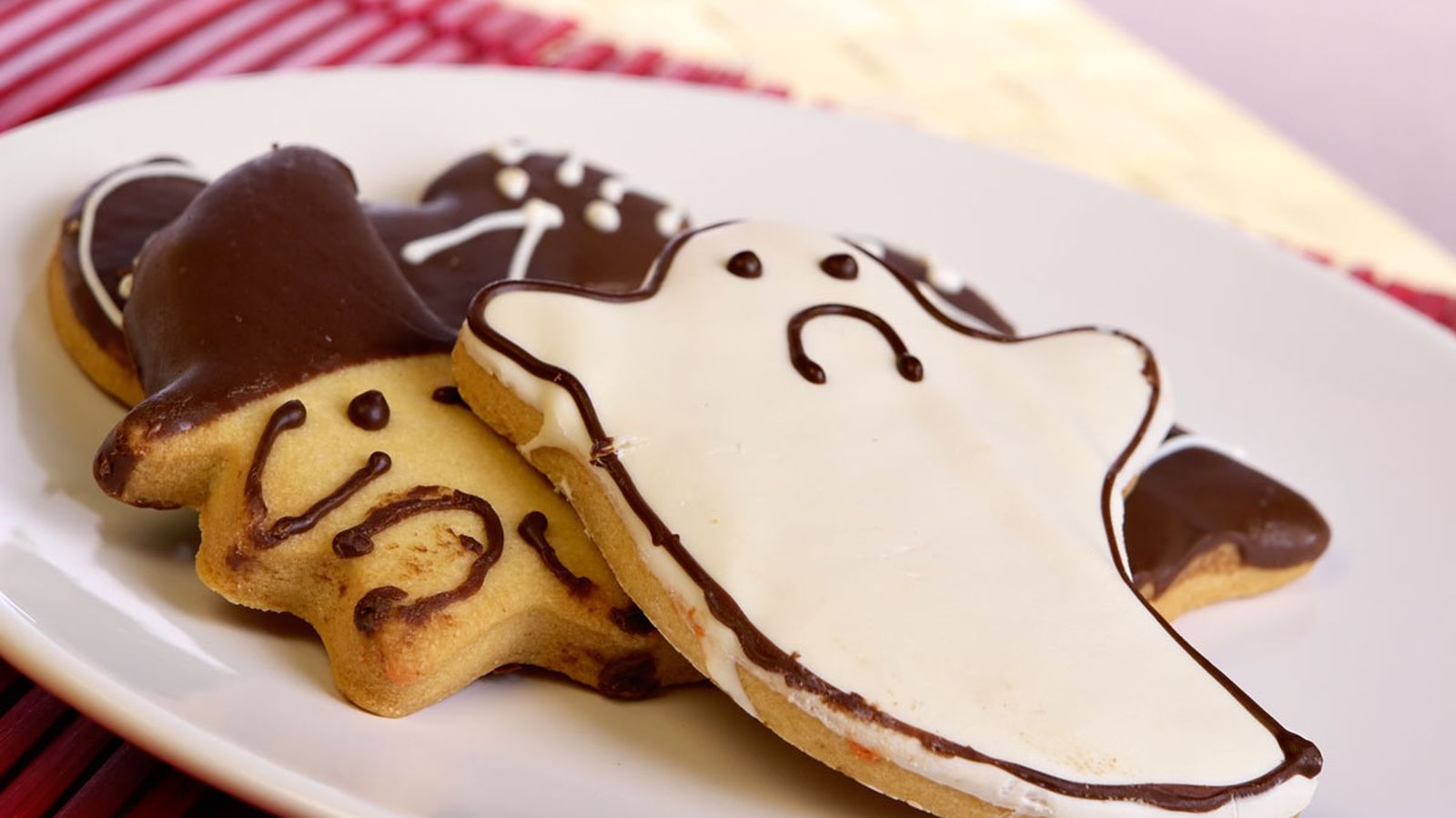 Las galletas de Halloween son muy fáciles de hacer en casa y una excusa para cocinar en familia