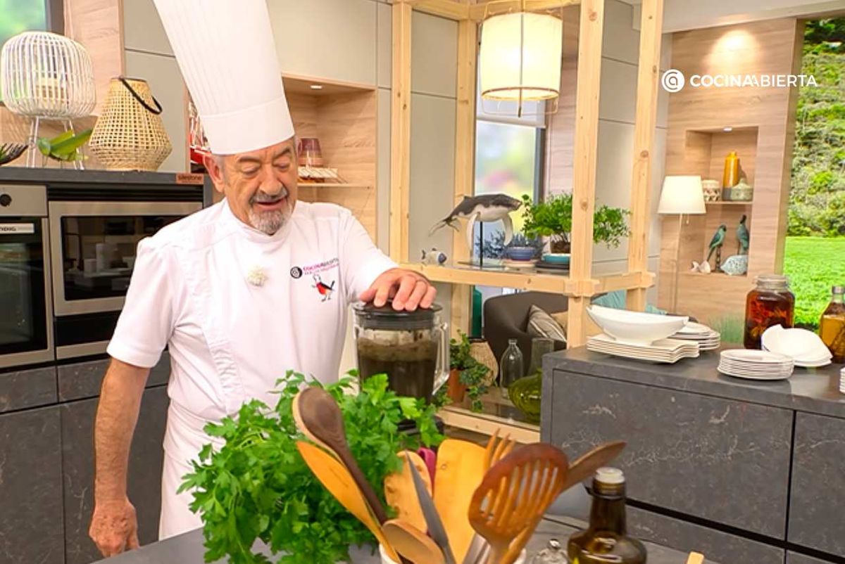 Karlos Arguiñano triturando la salsa de tinta de calamar