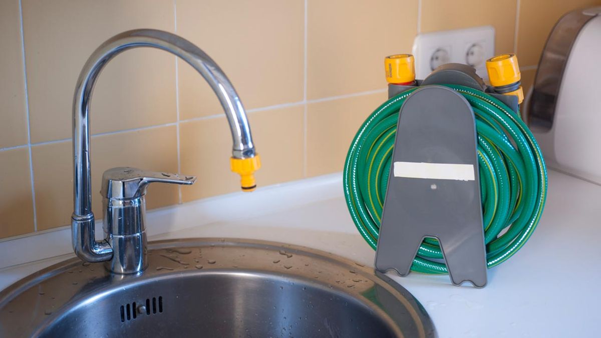 Cómo conectar una manguera a un grifo