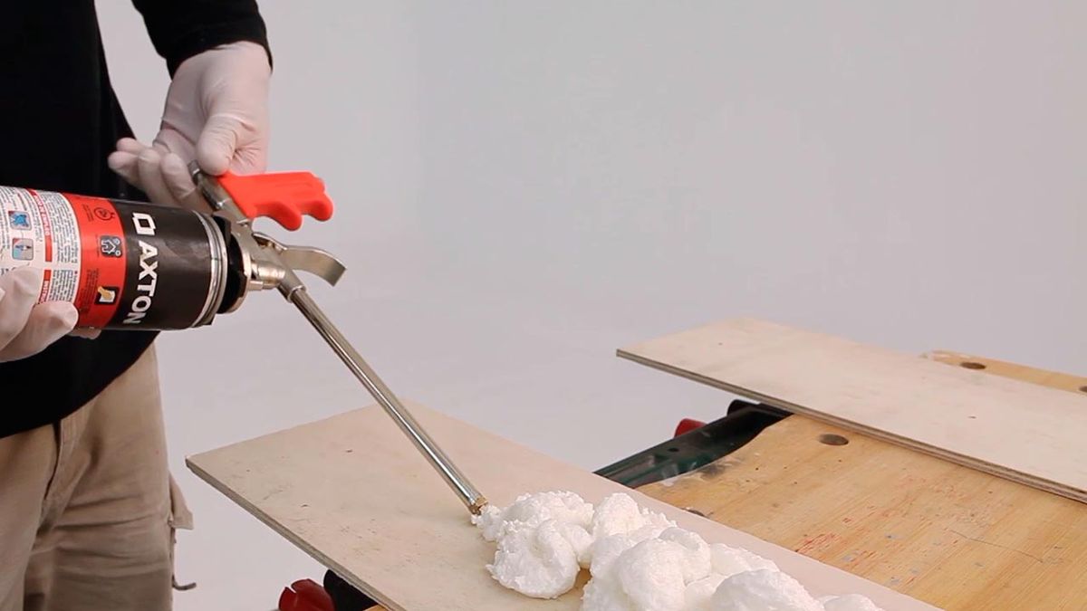 Como usar una pistola de espuma de poliuretano paso 3