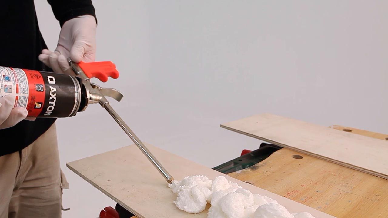 Como usar una pistola de espuma de poliuretano paso 3