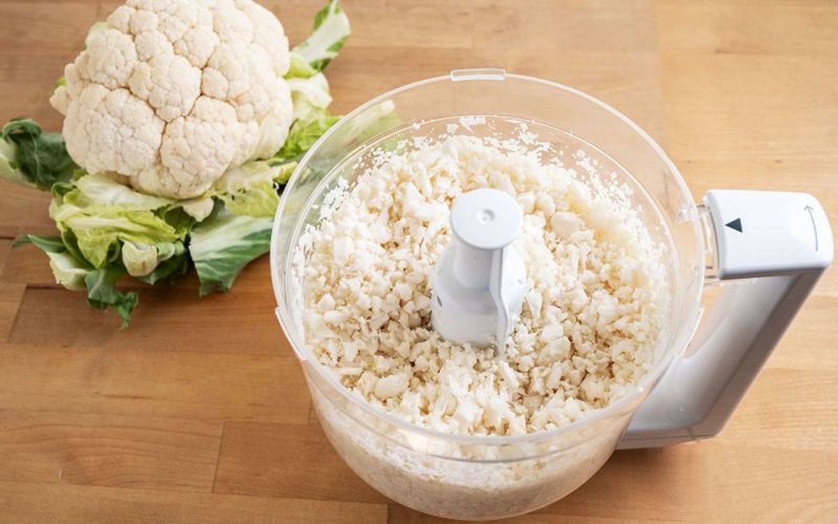 Pica la coliflor con picadora o con un rallador hasta obtener una textura similar al arroz