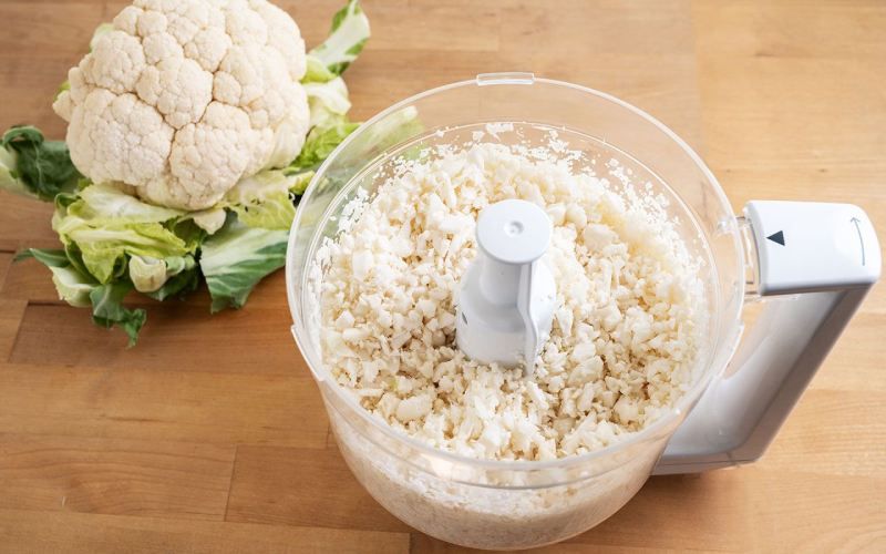 Pica la coliflor con picadora o con un rallador hasta obtener una textura similar al arroz