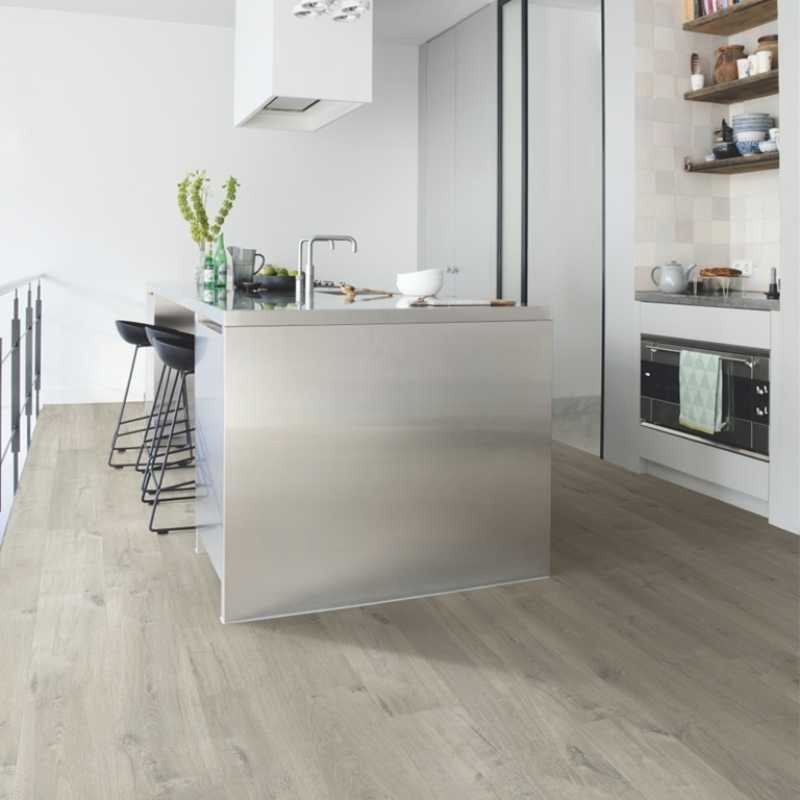 Cocina con suelo laminado gris.