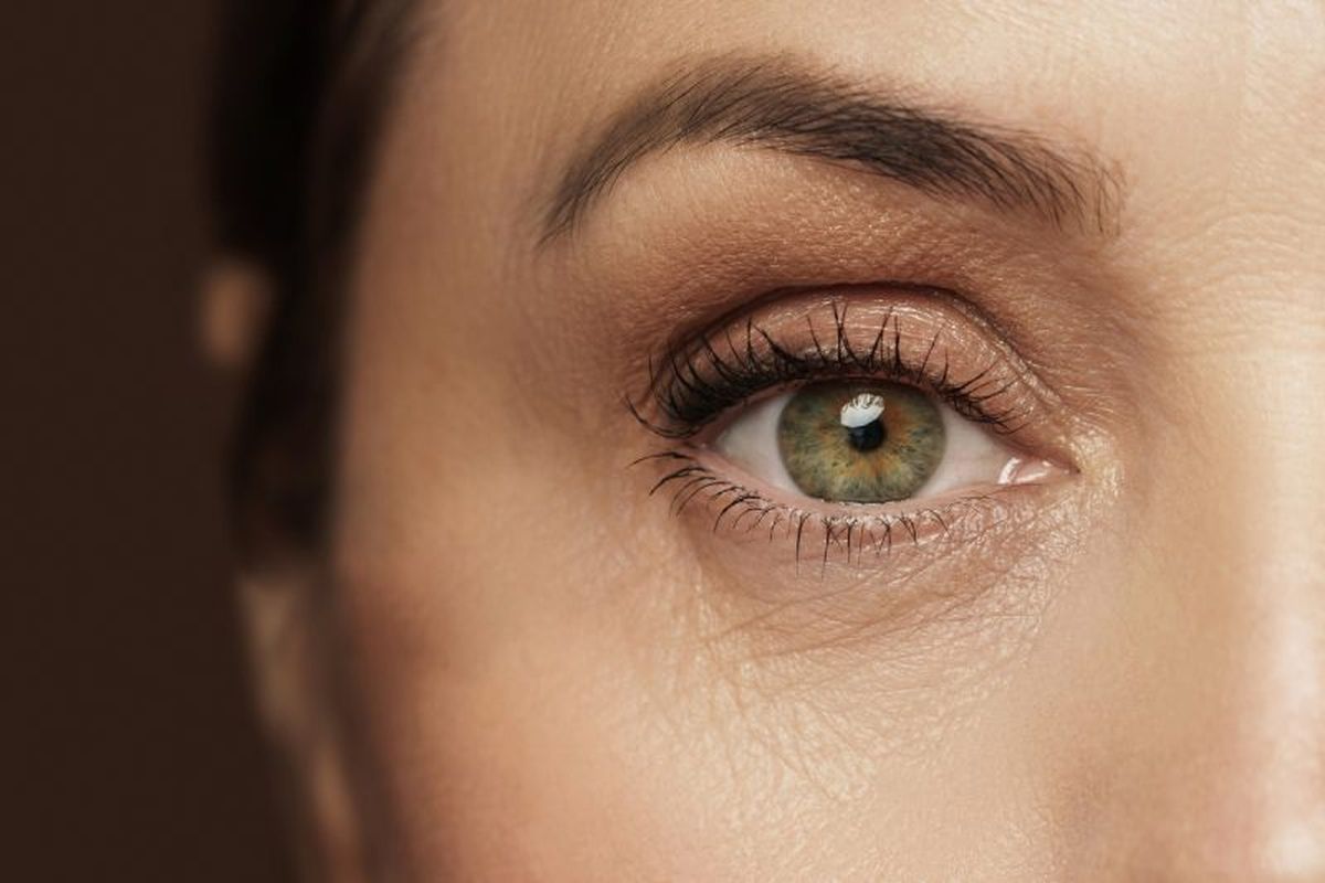 La hidratación diaria del contorno de los ojos y el aporte de vitamina C, puede ayudarte a rejuvenecer tu mirada