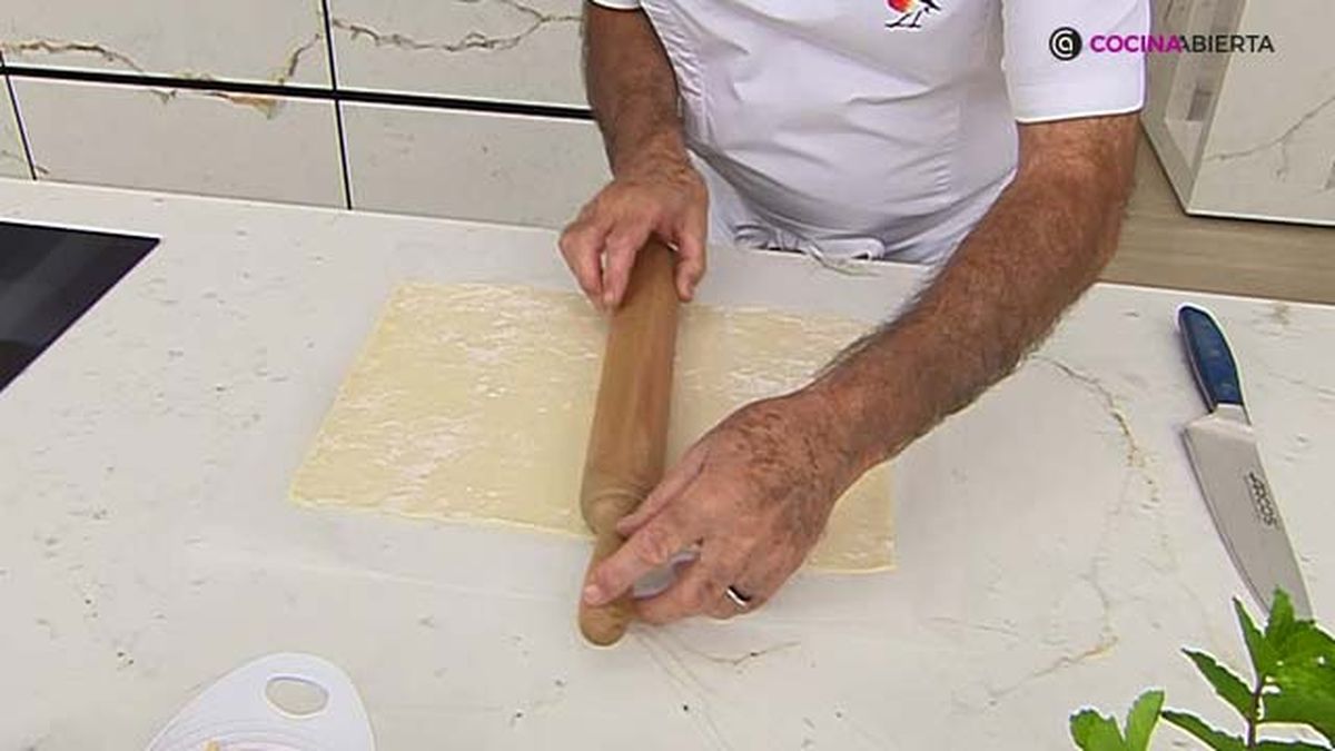 KARL70180322 receta pastelitos hojaldre pinones paso 1
