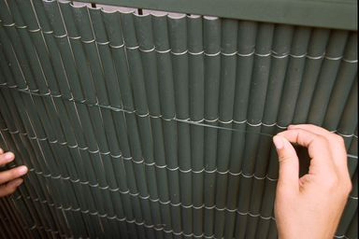 Forrar puerta metálica exterior con cañizo de plástico paso 6