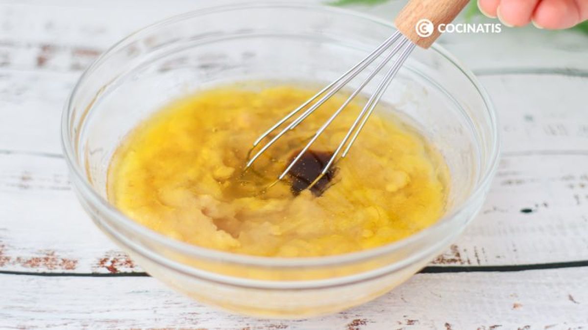 Mezclamos los plátanos machados con aceite y vainilla