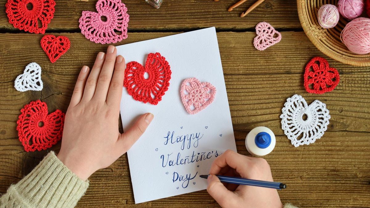 adornos de crochet y lettering san valentin