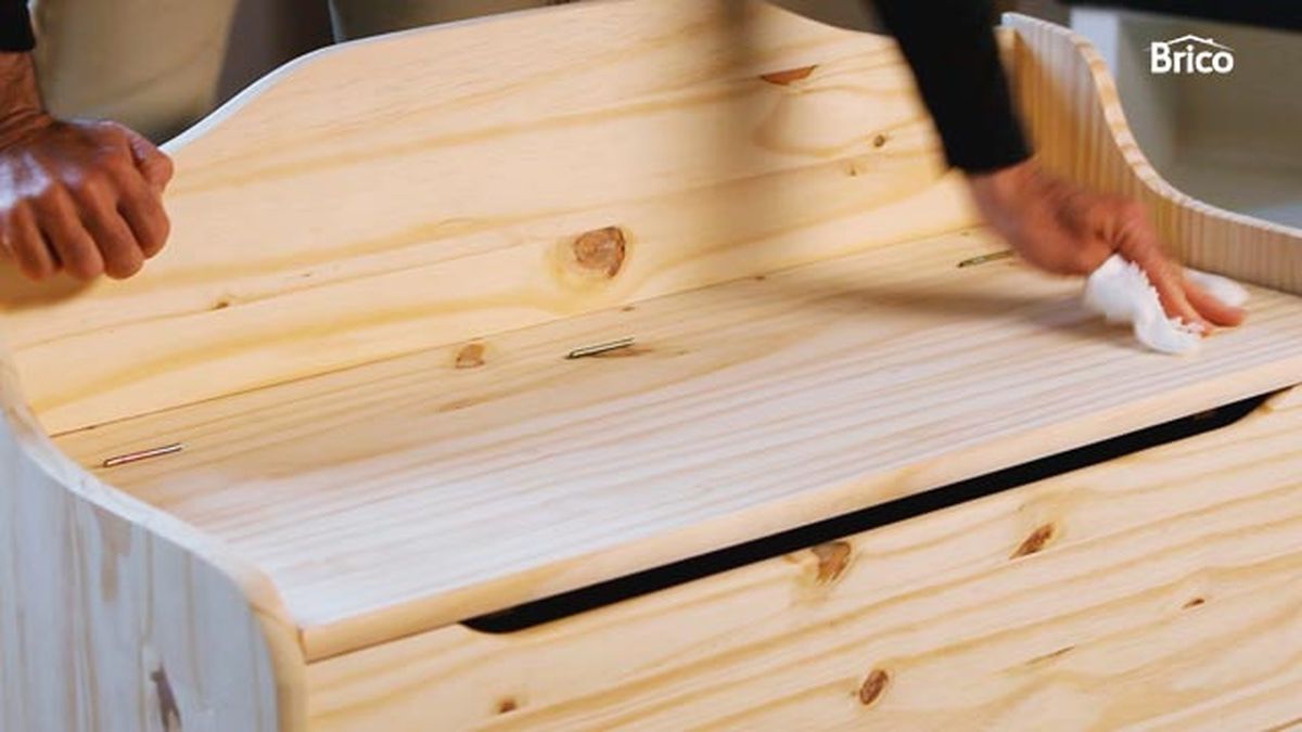 Barnizar baúl de madera paso 2