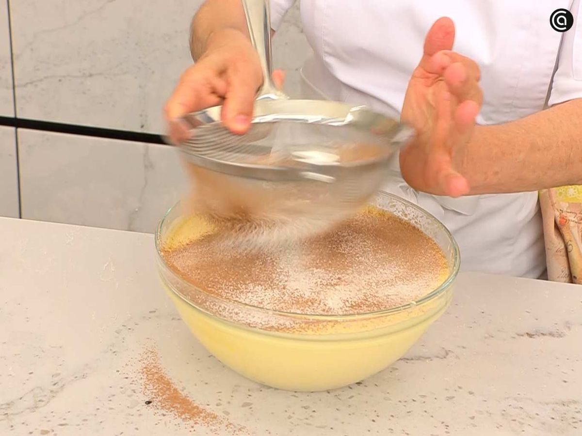 Incorpora la harina y el cacao