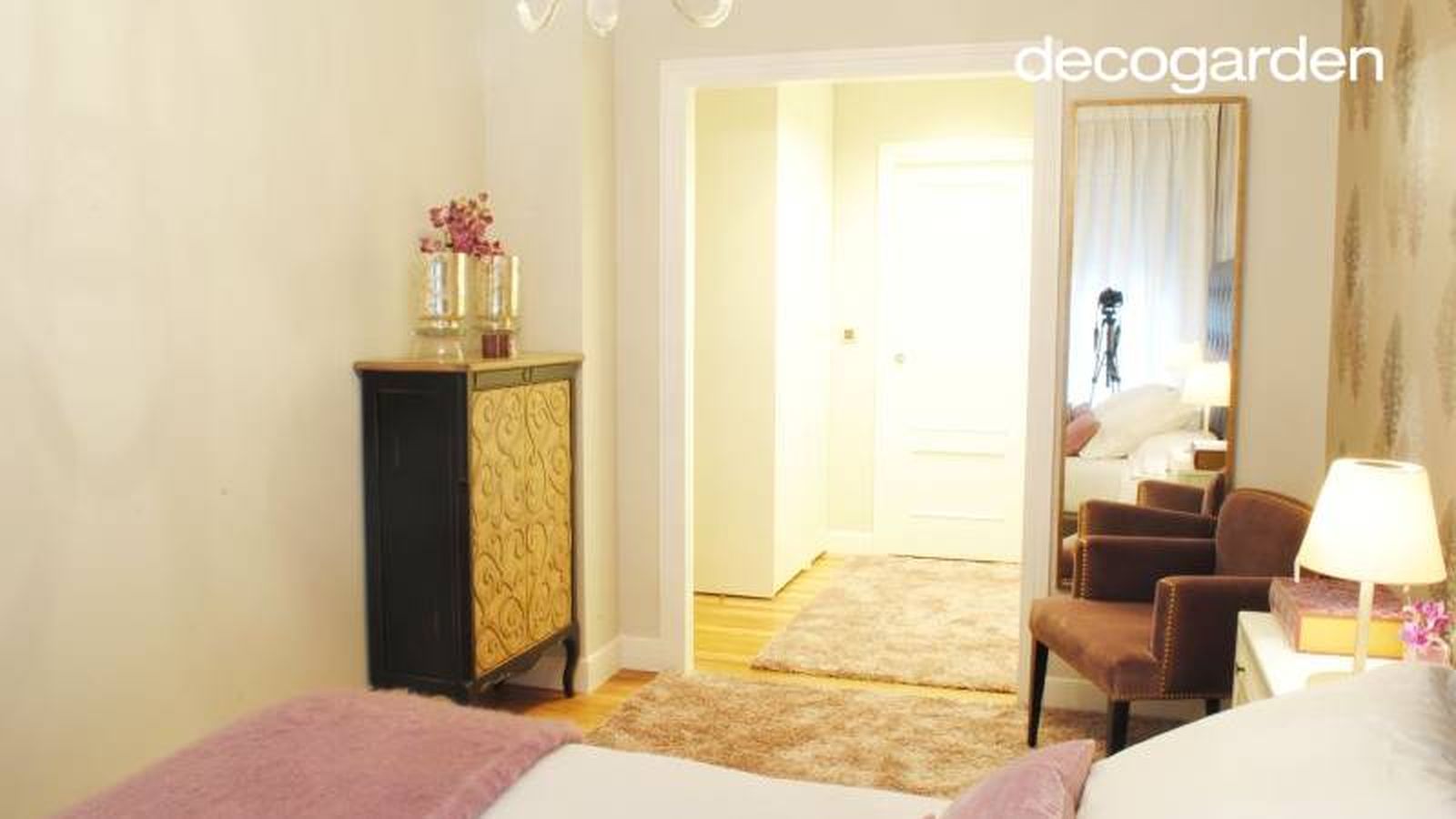 Dormitorio principal con decoración beige y malva.