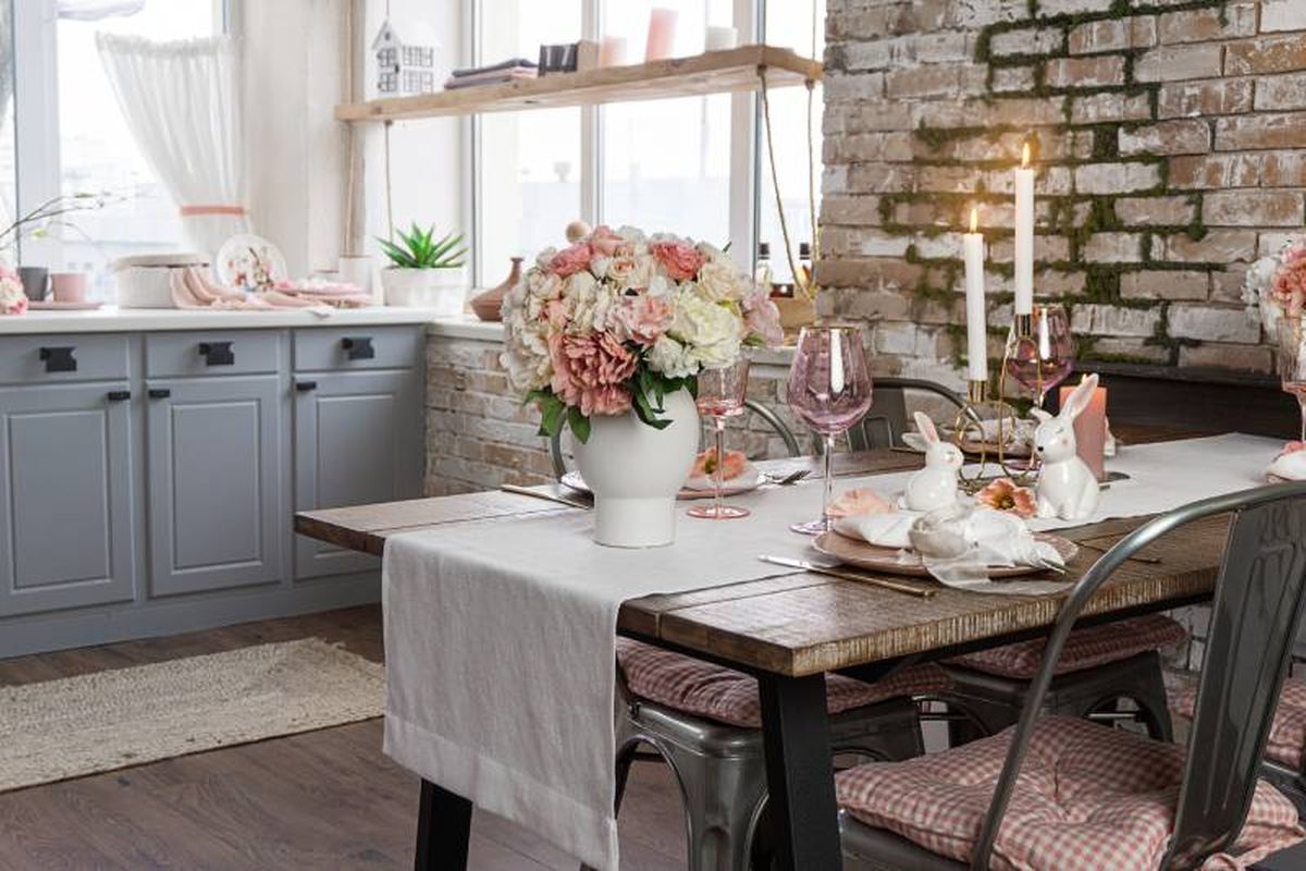 Cocina comedor de estilo granja o farmhouse decorada en tonos claros y naturales.