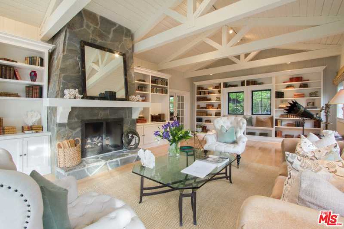 El salón con chimenea de la casa de Timothée Chalamet.