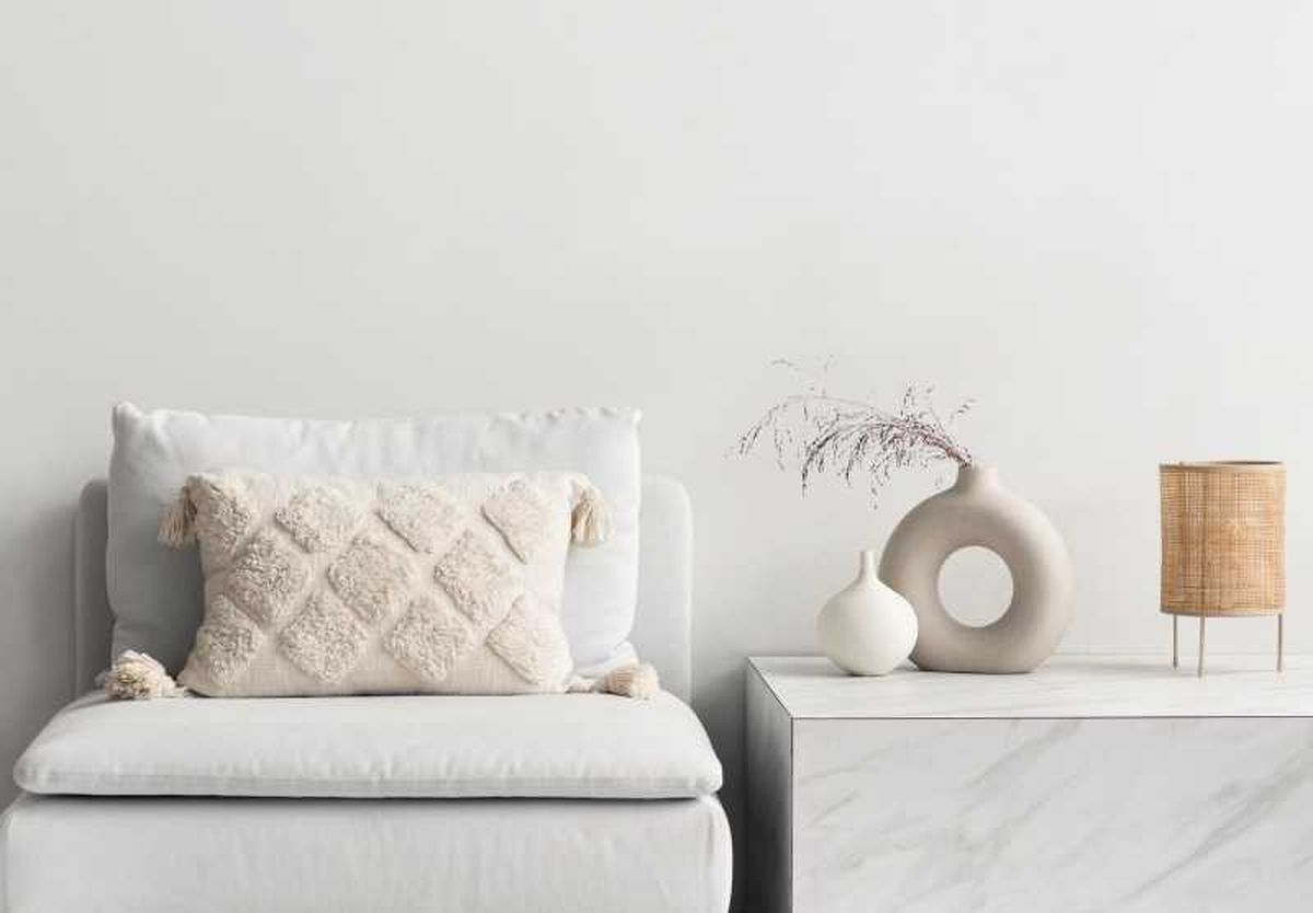 Salón ordenado y acogedor decorado con jarrones modernos.