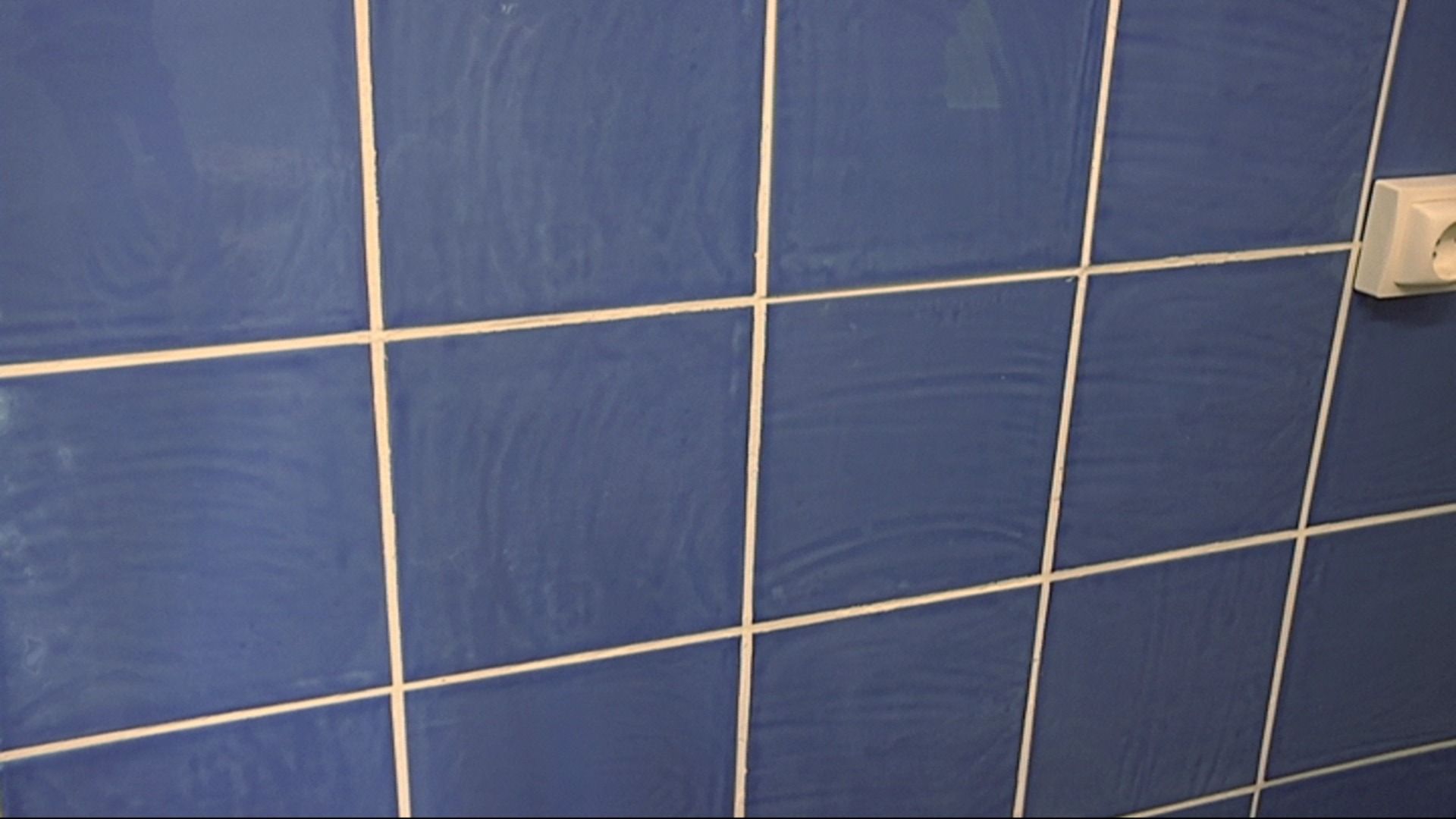 Perforar juntas de azulejo paso 6