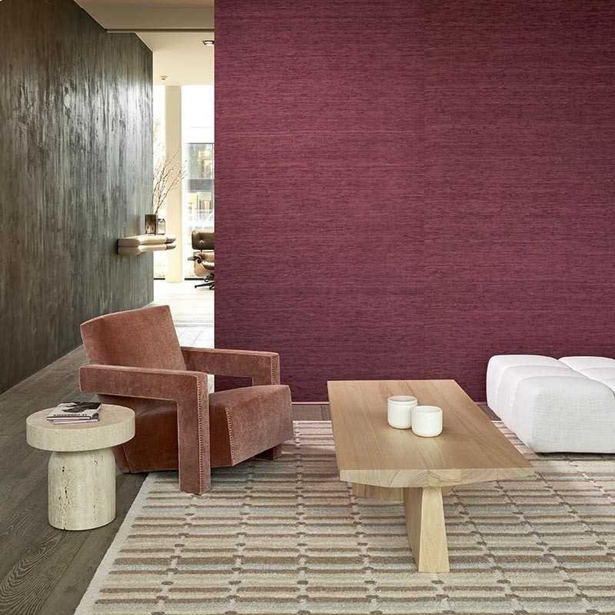 Salón con papel decorativo textil granate.