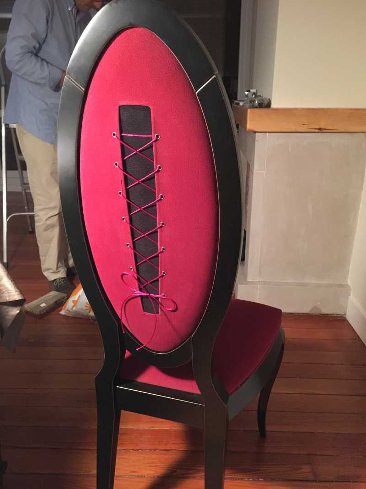 Silla elegante con tapizado de corset.