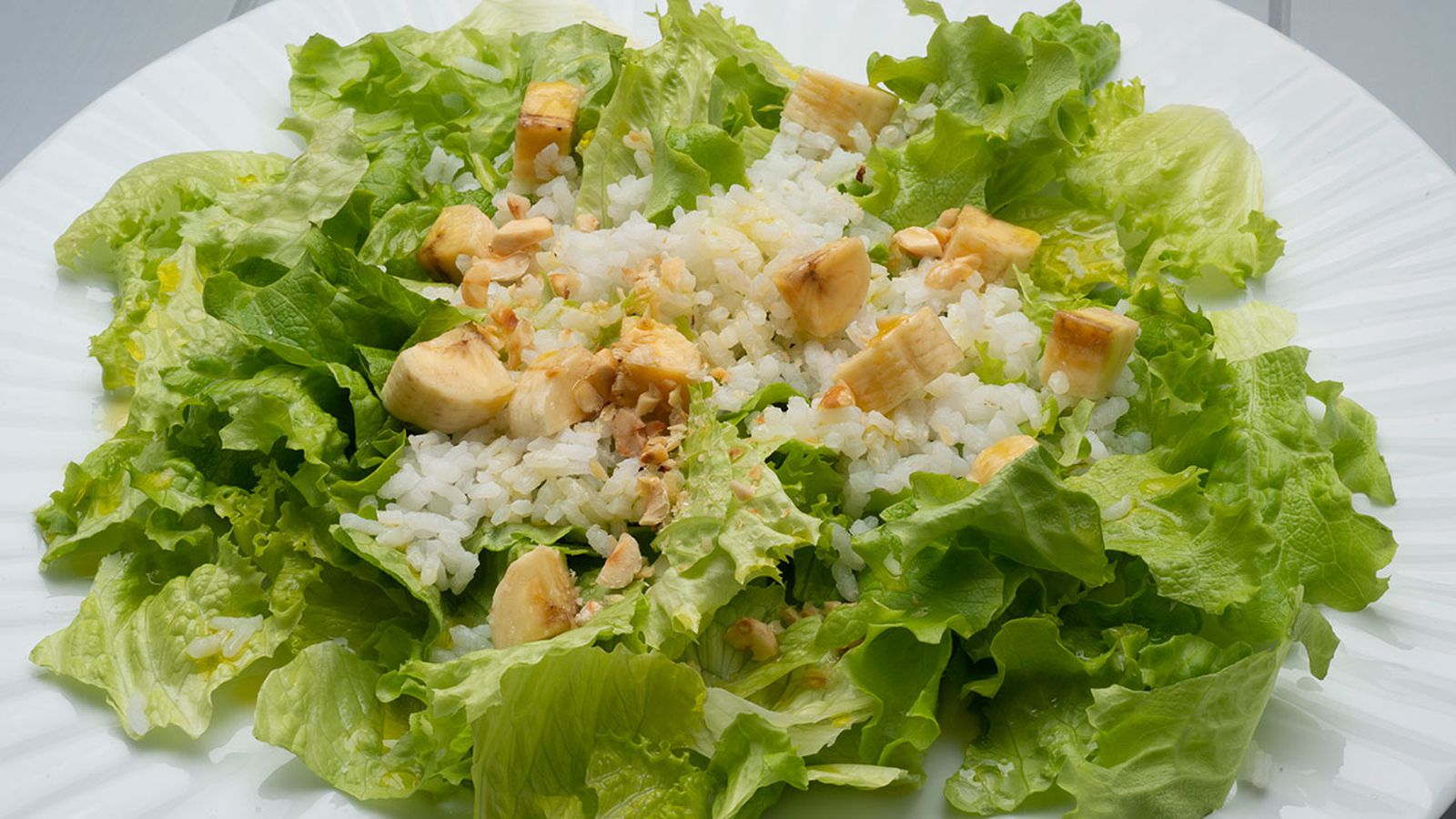 KARL6493 ensalada de lechuga arroz y platano