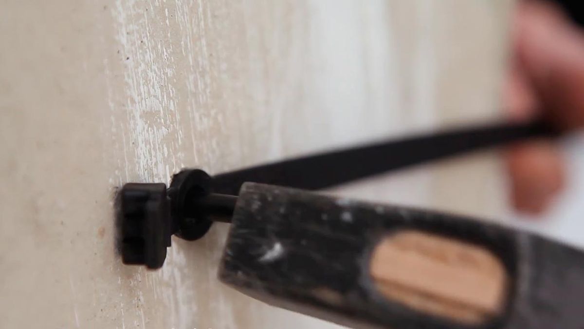 Como colocar tacos con bridas en la pared paso 3