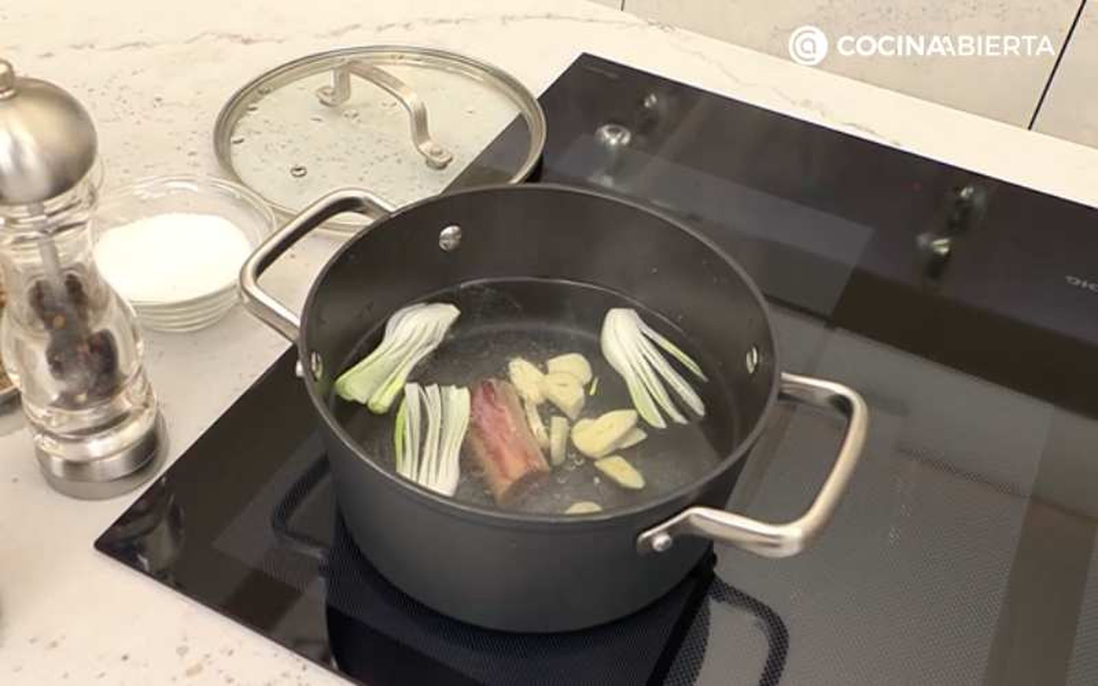 Prepara el caldo para el arroz