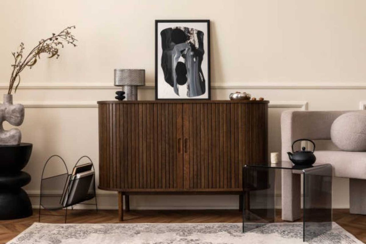 Salón con mueble vintage oscuro.