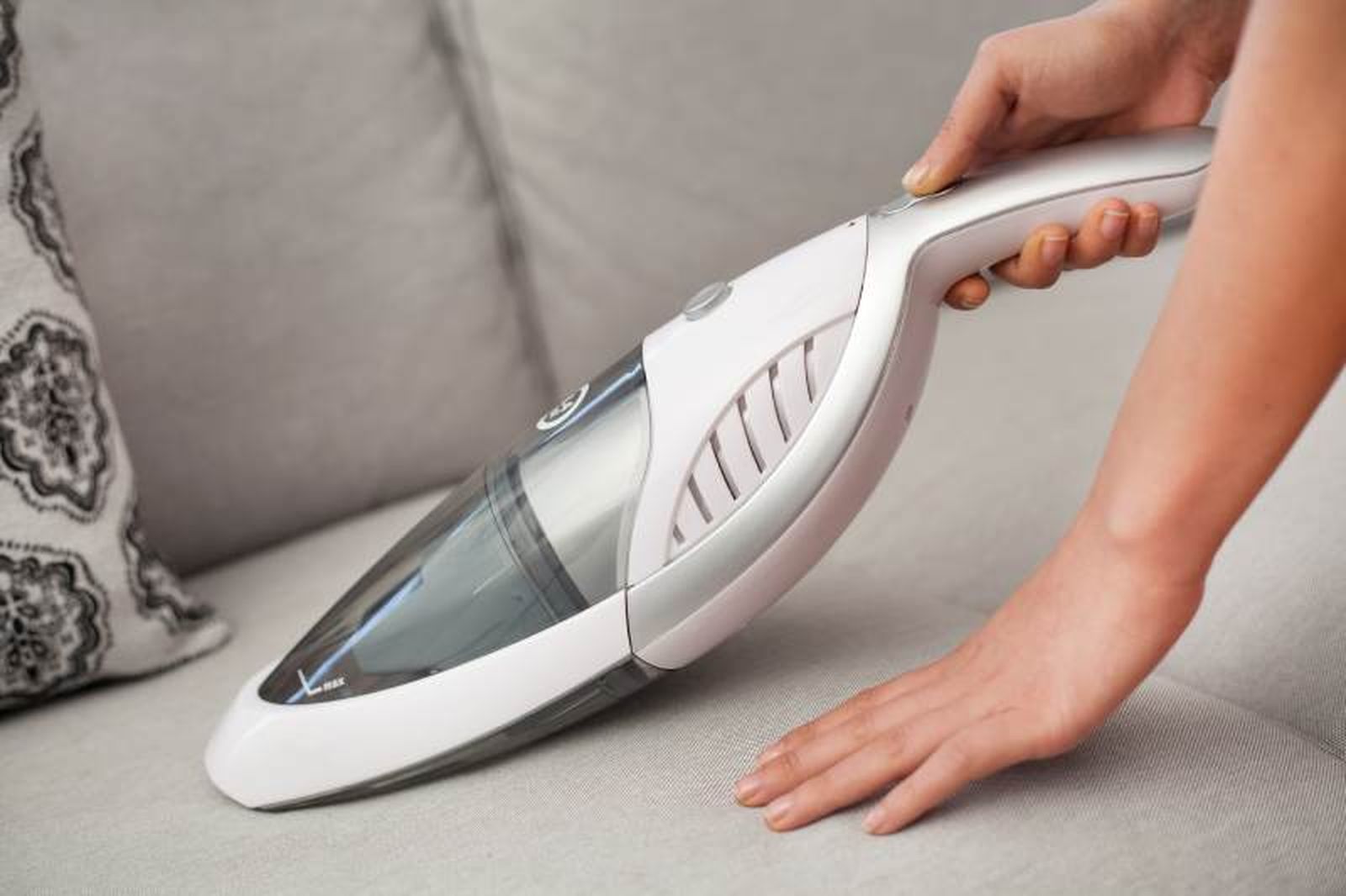 Aspirador de mano, ideal para limpiar la tapicería del coche