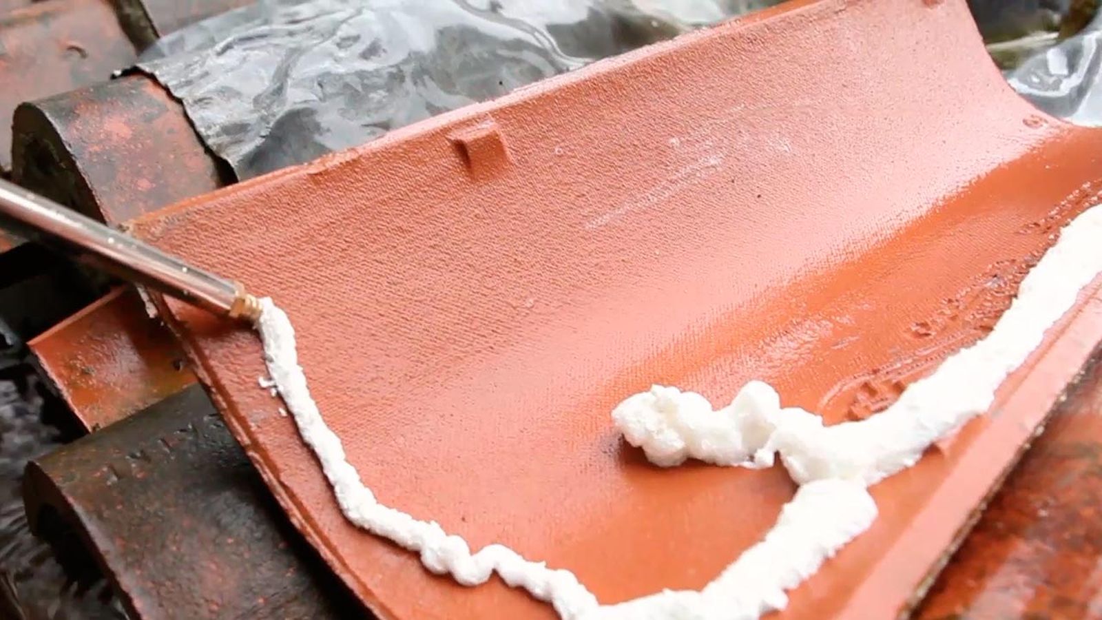 Como pegar una teja con espuma de poliuretano