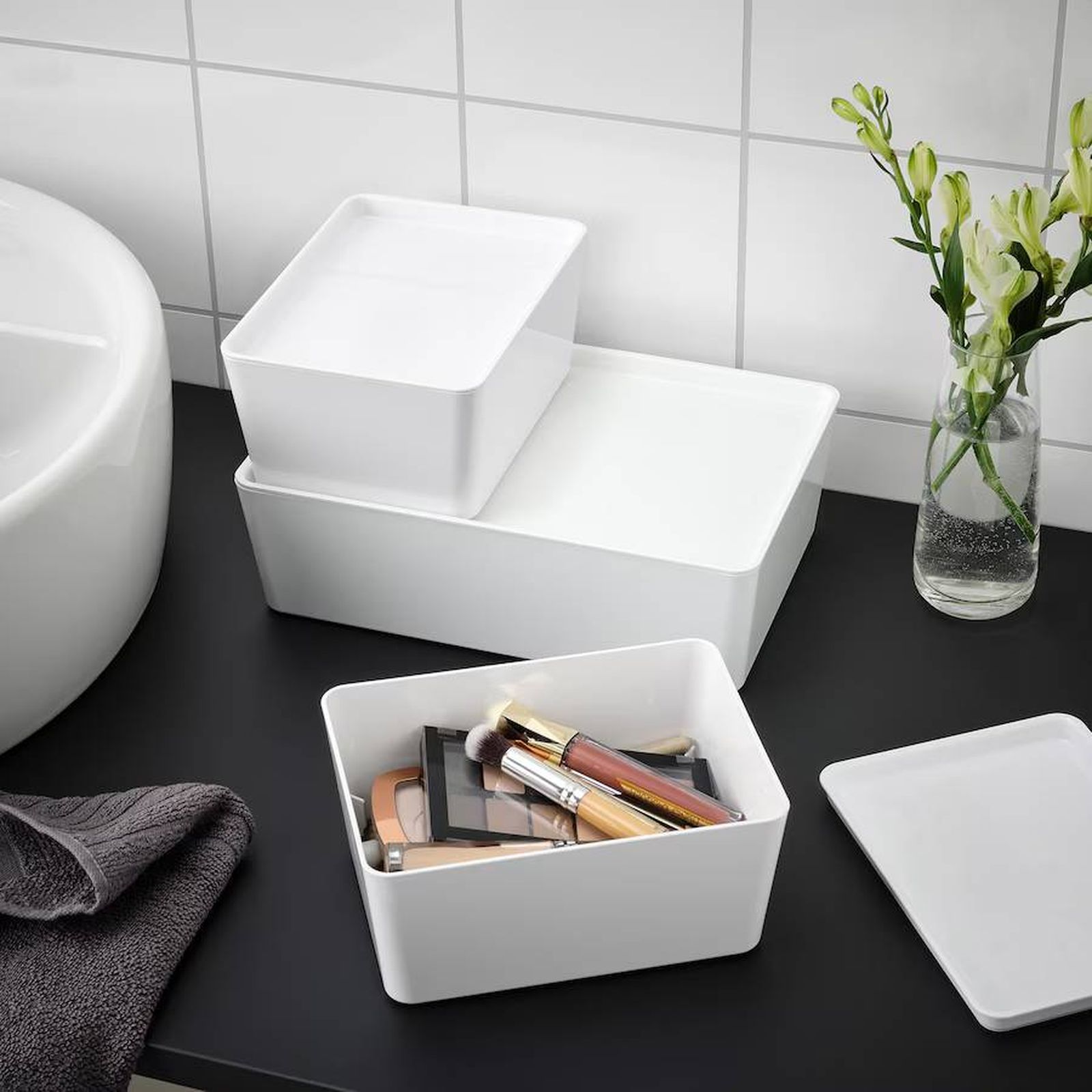 Caja con tapa KUGGIS (13x18x8 cm cm) de IKEA. / IKEA