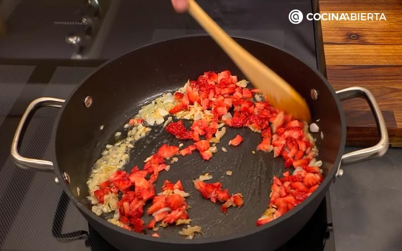 Sofríe la cebolla junto con las fresas durante un par de minutos