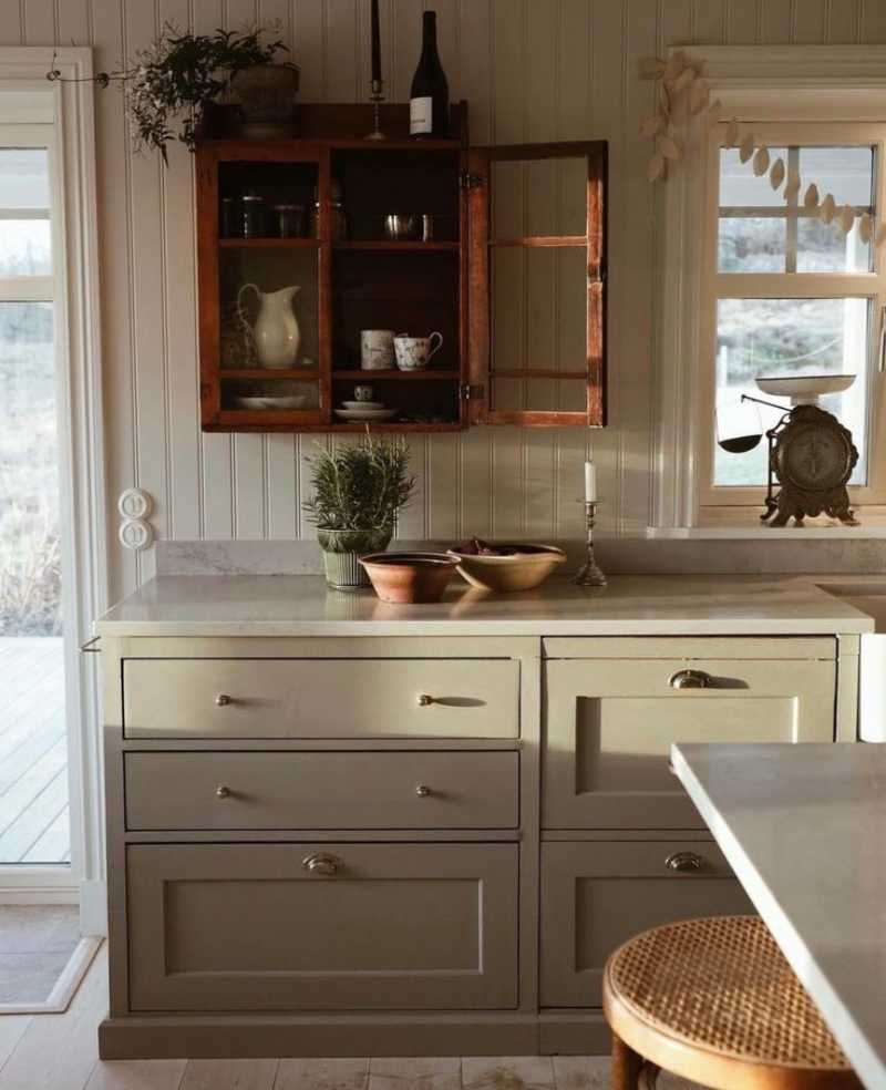 Cocina de estilo shaker decoradada con plantas.