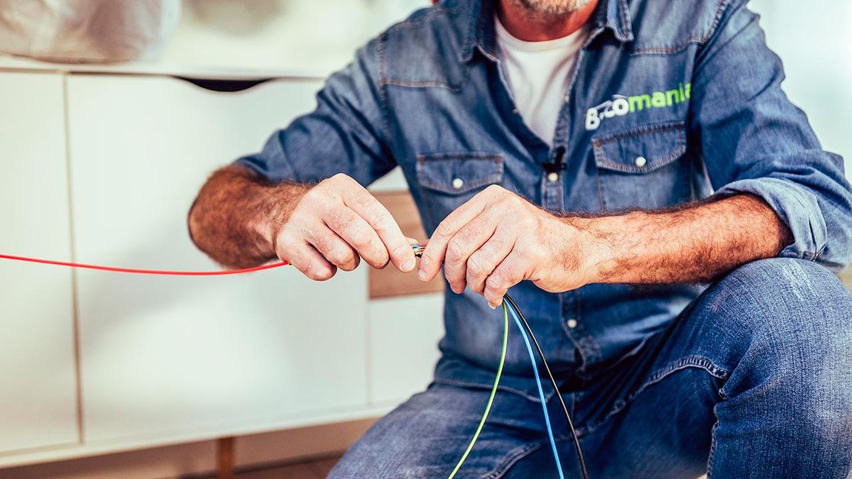 Cómo multiplicar enchufes en la pared paso 6