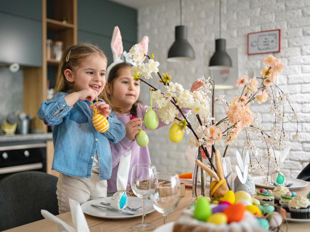 Niñas decorando un árbol de Pascua.