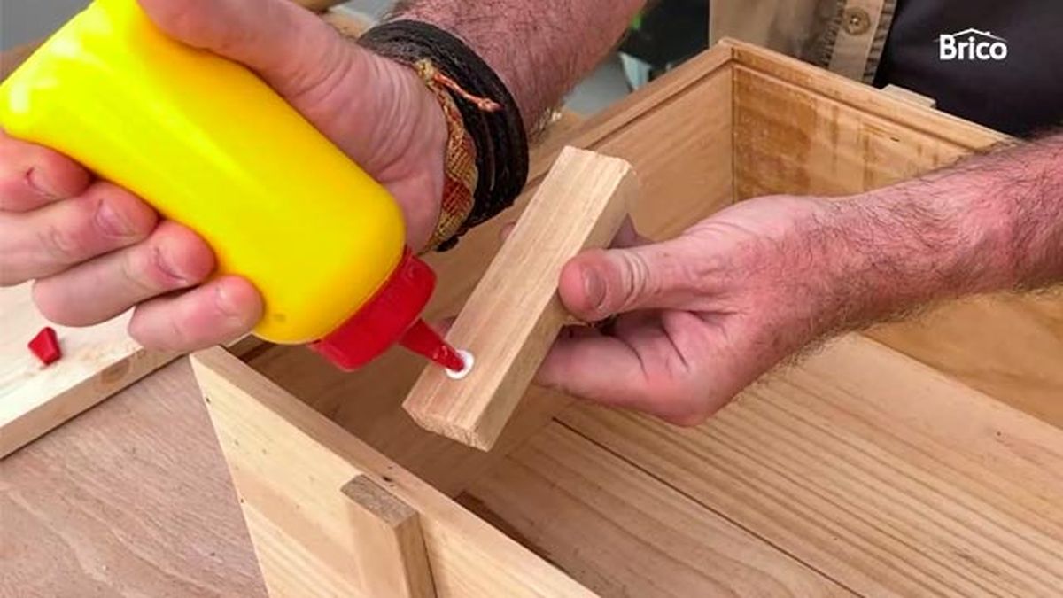 Cómo hacer una estantería con una caja de madera paso 7