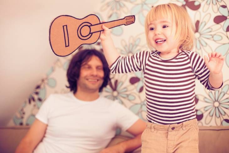 niño guitarra carton