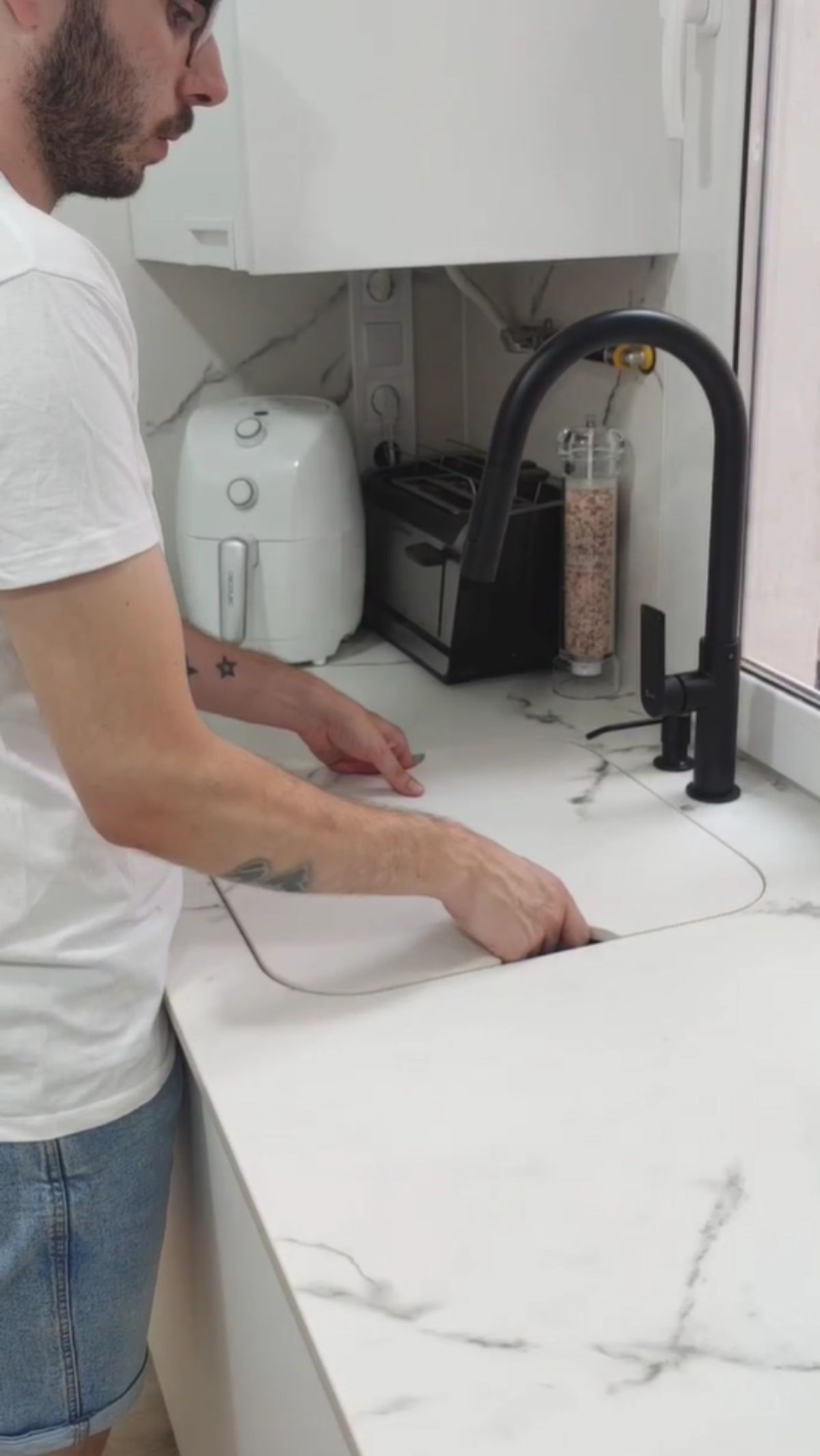 Fregadero oculto para una cocina más práctica.