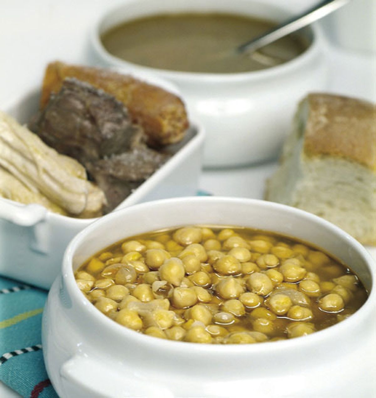 Cocido de garbanzos con su sopa de fideos